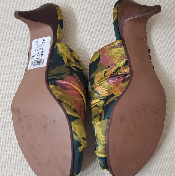 Shoes - Picture 9 of 12